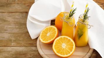 sinaasappelsap in glazen flessen. het sap is versierd