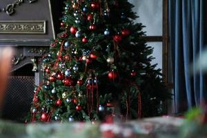 kerstversiering, kerstboom met gekleurde ballen foto