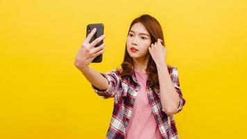 aziatische vrouw selfie foto maken op telefoon met positieve uitdrukking.