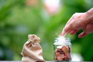 close-up munten op tafel, geld besparen voor financiële boekhouding foto