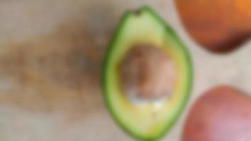 vervagen foto van avocado op houten tafel achtergrond