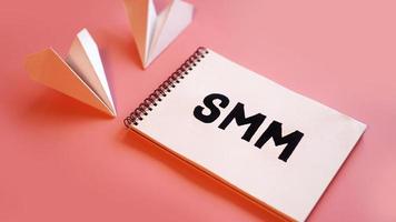 social media marketingconcept - smm op een roze achtergrond foto