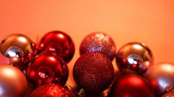 verzameling rode kerstballen op een roze achtergrond foto