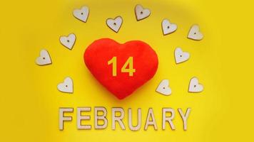 Valentijnsdag achtergrond met hartjes op gele achtergrond foto