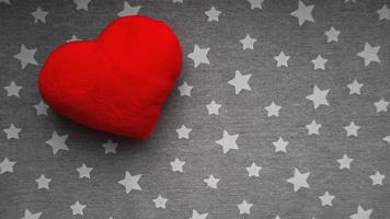 Valentijnsdag achtergrond met zacht stuk speelgoed hart op een grijs foto