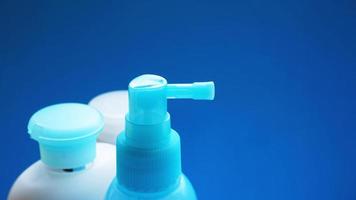 blauwe cosmetische buis op blauwe achtergrond. lege plastic container foto