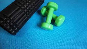 schuimroller gym fitnessapparatuur blauwe achtergrond zelf myofasciale foto