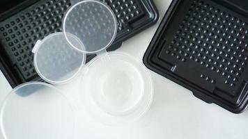 lege plastic containers voor sushi-set. lunchbox meenemen foto