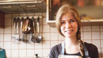 portret van mooie vrouw thuis in keuken lifestyle foto