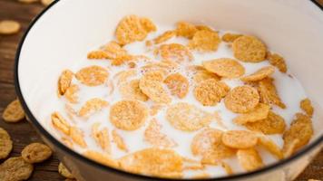 eco gezonde voeding achtergrond. cornflakes met melk. gezond eten foto