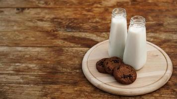 zelfgemaakte chocolate chip cookies en melk
