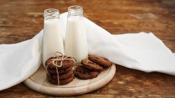 zelfgemaakte chocolate chip cookies en melk foto