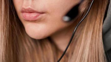 close-up portret van vrouwelijke lippen en zwarte hoofdtelefoon. callcenter foto