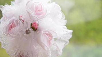 bruidsboeket gemaakt van witte rozen foto