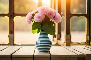 roze bloemen in een blauw en wit gestreept vaas Aan een houten tafel. ai-gegenereerd foto