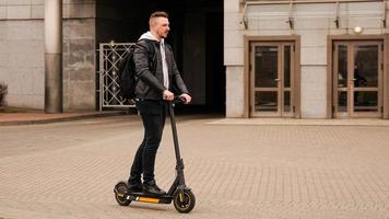 lange man op een elektrische scooter tegen foto