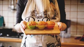 zelfgemaakte karamelmuffins in een ovenschaal foto