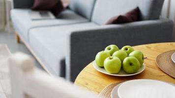 groene appels op een witte plaat op een houten tafel