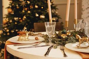 tafel geserveerd voor het kerstdiner in de woonkamer, close-up weergave foto