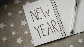 notitieboekje met pen om doelen van het nieuwe jaar te schrijven foto