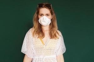 mooi meisje met medisch masker op het gezicht. coronavirus