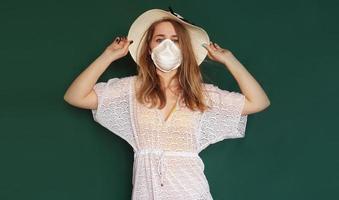 mooi meisje met medisch masker op het gezicht. coronavirus