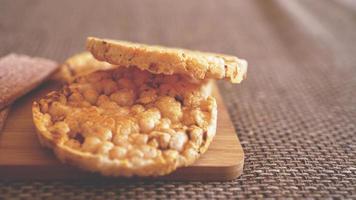 compositie met knapperige rijstwafels op houten foto