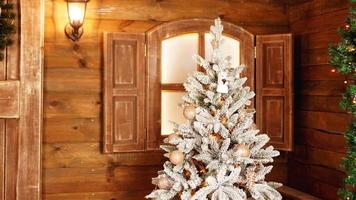 zilveren kerstboom met gouden ballen op houten achtergrond foto