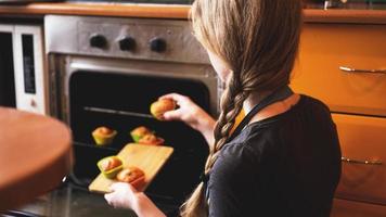 close-up muffins klaar om uit de elektrische oven te komen foto