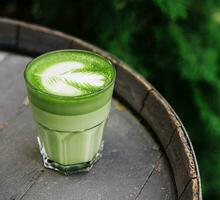 matcha latte groen melk schuim kop Aan hout vat foto