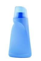 wasserij wasmiddel in blauw plastic fles geïsoleerd Aan wit achtergrond foto