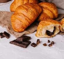 vers gebakken croissants met chocolaatjes foto