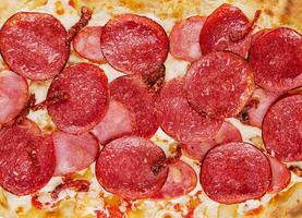 peperoni pizza dichtbij omhoog achtergrond of structuur foto
