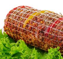 rauw varkensvlees vlees gerold met specerijen foto