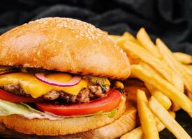 hamburger, Hamburger met Frans Patat snijdend bord foto
