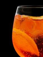 glas van aperol spritz cocktail Aan zwart achtergrond foto