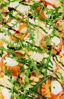 Italiaans pizza met tomaten, Mozzarella kaas en rucola foto