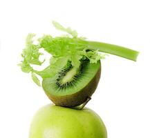 selderij, kiwi met appel dichtbij omhoog foto