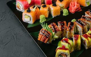 sushi reeks Aan de zwart bord foto