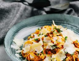 tagliatelle met ragu bolognese saus met Parmezaanse kaas foto