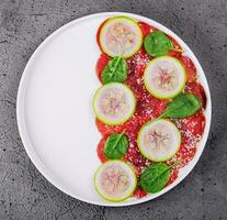 Italiaans rundvlees carpaccio met gesneden courgette foto