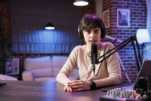 portret van gelukkig sociaal media ster filmen leven tonen van haar huis studio, pratend naar internet kanaal publiek. inhoud Schepper opname vloggen aflevering gebruik makend van professioneel camera foto