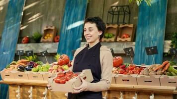 Kaukasisch boer presenteren rauw biologisch tomaten van eigen tuin, verkoop natuurlijk rijp groenten of vruchten. klein bedrijf eigenaar wezen geslaagd met lokaal boeren markt op te slaan. foto