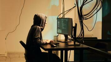 vrouw hacker plegen Cyber aanval Aan server firewall, winnen toegang naar stelen regering informatie. jong vrouw aanplant trojan virus en malware, aan het doen cyberpesten en identiteit diefstal. foto