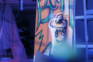 verlaten verlichte uitgestorven ruimte met graffiti kunst, artistiek decor en aambeien van vuilnis in leeg afbrokkelen gebouw. oud uitgestorven gebouw met neon Purper lichten, roestig tekeningen. foto