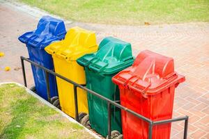 multi kleuren apart huisvuil type uitschot bak verspilling beheer voor recycle in openbaar Oppervlakte foto