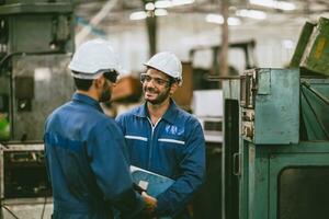 ingenieur arbeider mannetje spaans Indisch mannetje samenspel gelukkig werken samen in zwaar metaal industrie staal draaibank cnc fabriek foto