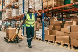 magazijn arbeider gebruik makend van pakket pallet in lading Verzending logistiek schip levering beheer werknemer werkplaats concept foto