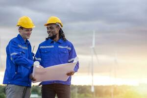 ingenieur team Mens veld- werken samen enquête met bouw plattegrond voor bouwen meer wind turbine schoon macht generator foto