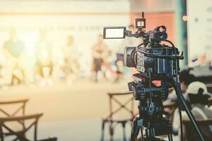 camcorder in druk op conferentie congres Aan stadium Vermelding evenement. video camera leven media uitzending echte tijd streaming wijnoogst kleur toon foto